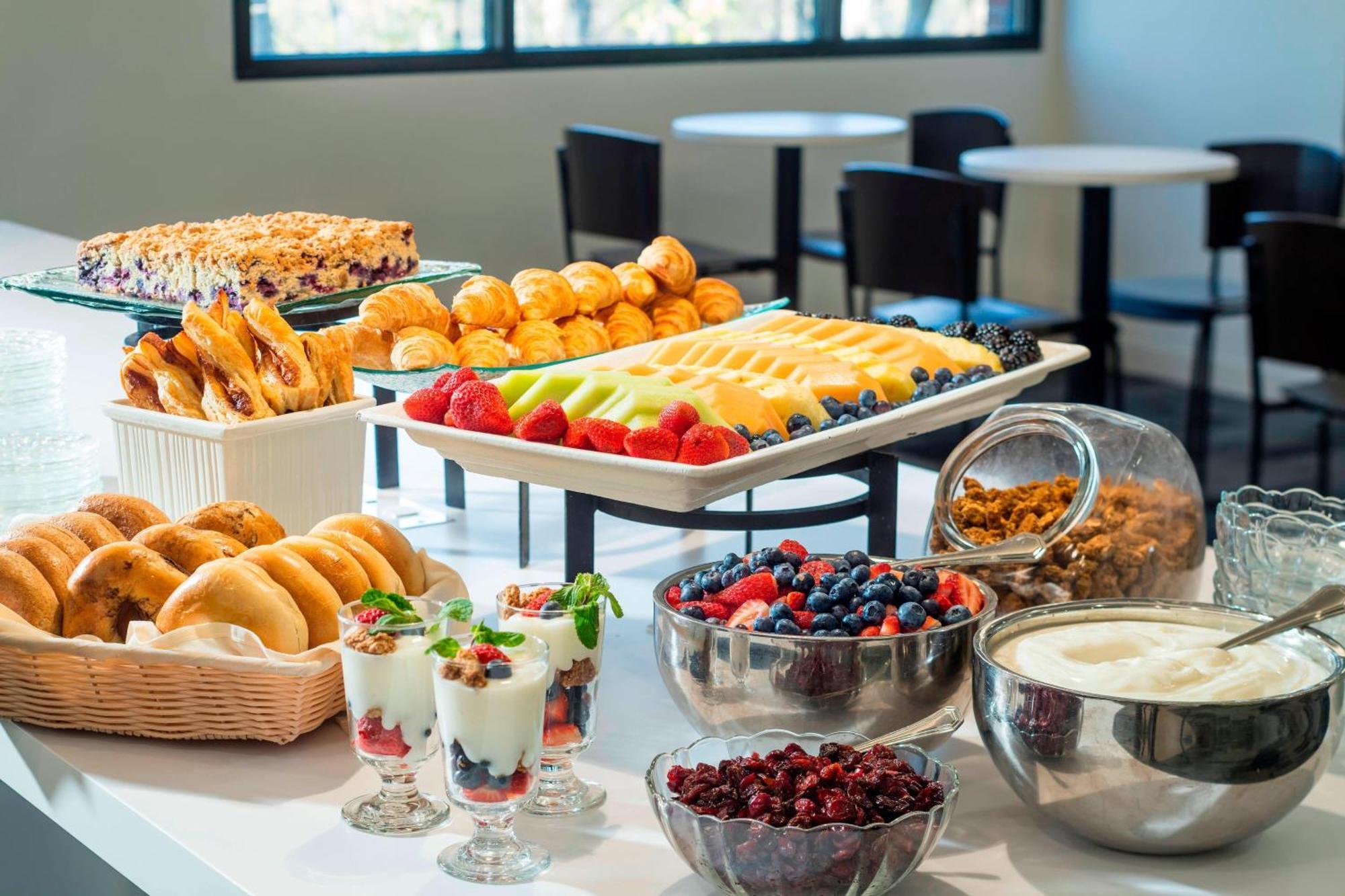 Four Points By Sheraton Norwood Conference Center Екстериор снимка