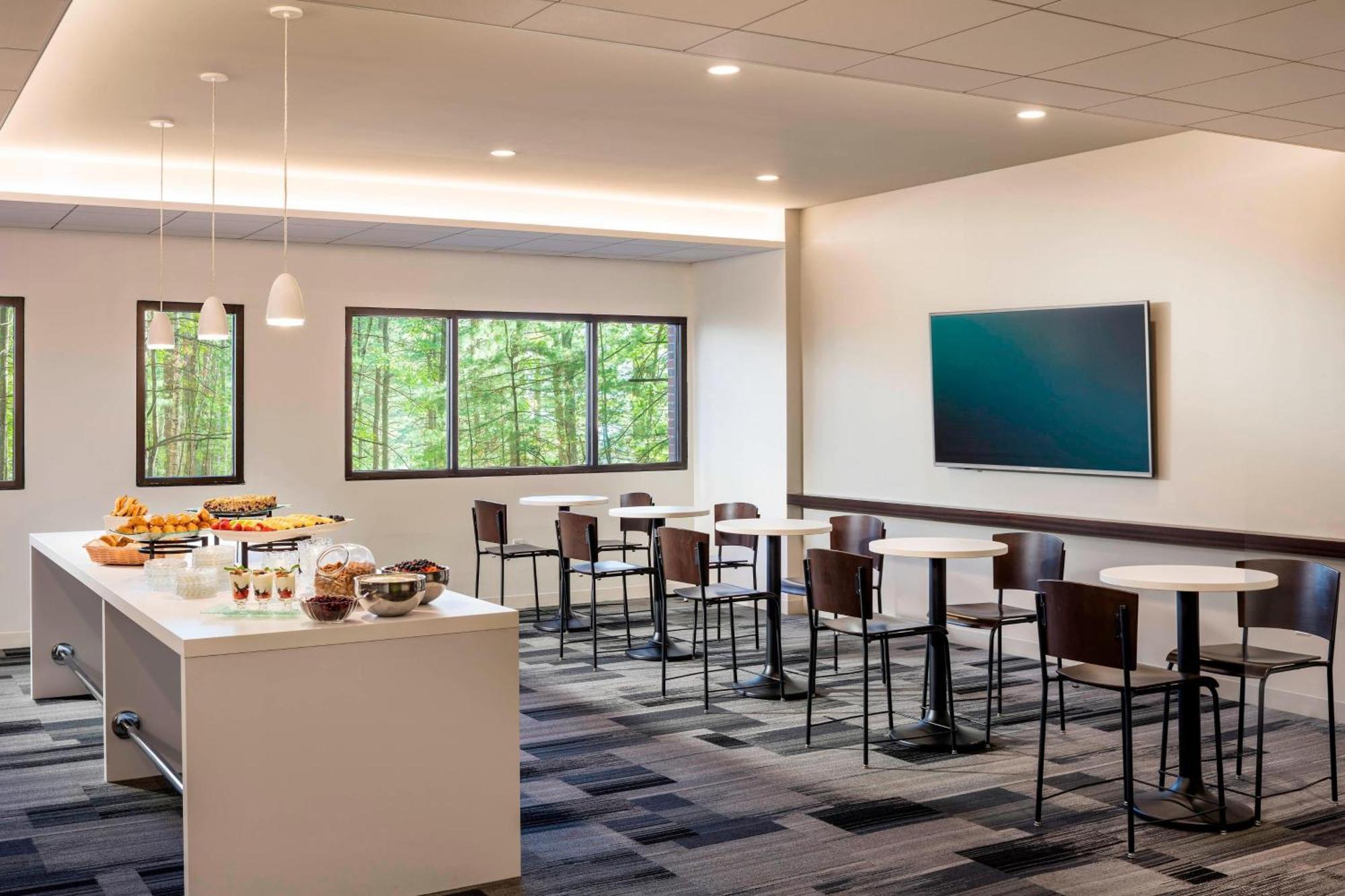 Four Points By Sheraton Norwood Conference Center Екстериор снимка